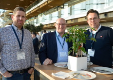 Johan in ’t Veld geflankeerd door de mannen van The Greenery, Pieterjan Droogendijk en Perry Dijkhuizen